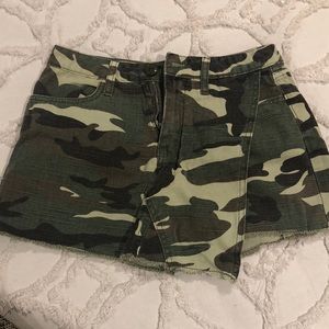 Camo denim skort